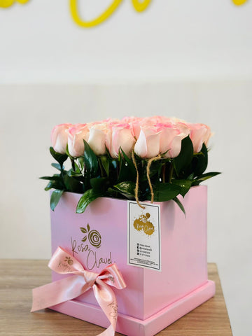 Caja cuadrada de 24 rosas altas.